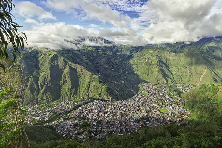 City surrounded by mountains in Ecuador