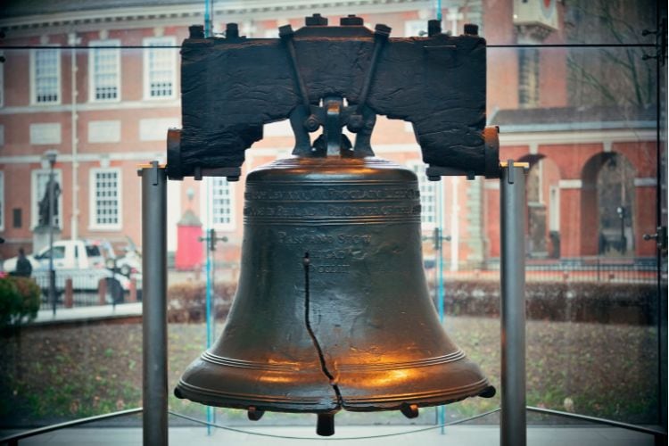 A piece of America’s past that still echoes today—Philadelphia’s iconic Liberty Bell.Photo by rabbit75_ist from Getty Images Pro via Canva
