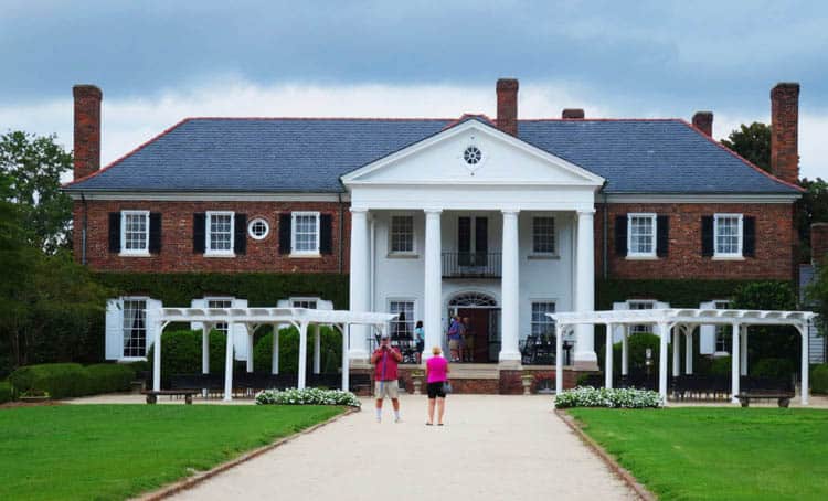 South Carolina Plantations.Boone Hall Georgian-influenced mansion