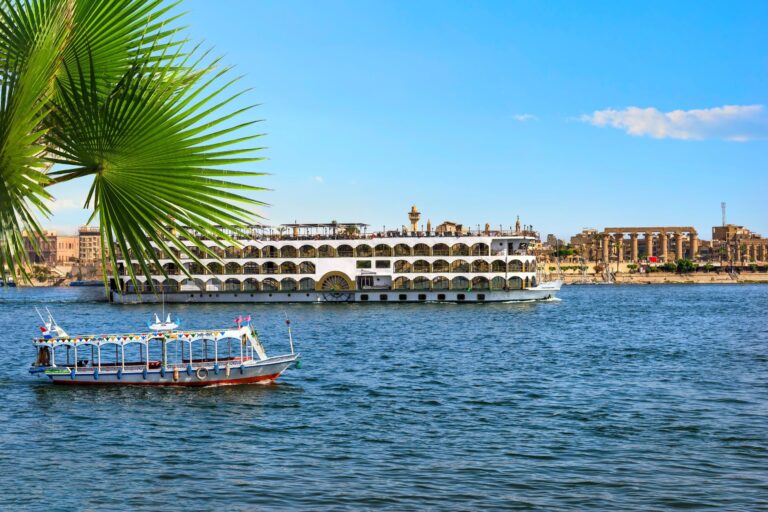 A cruise along the Nile is a great way to see Egypt's top sights. Image by zevana from Изображения пользователя Ekaterina Kolesnik via Canva