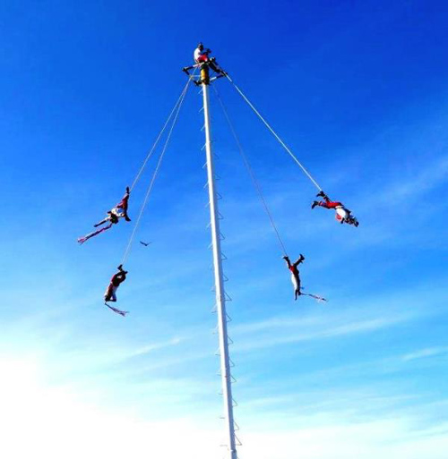 Acrobatic feats enchant visitors to the Malecon. Photo by Victor Block