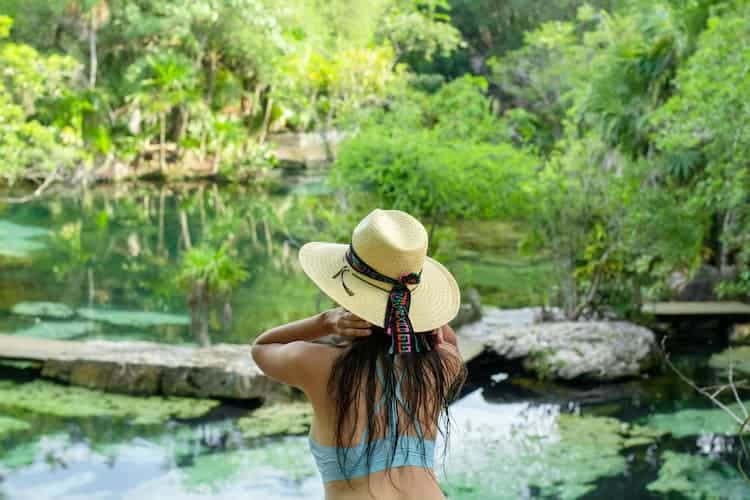 Woman in hat. Photo by KinEnriquez