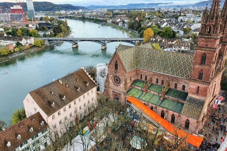 Sungai Rhine memisahkan Basel lama dan baru 