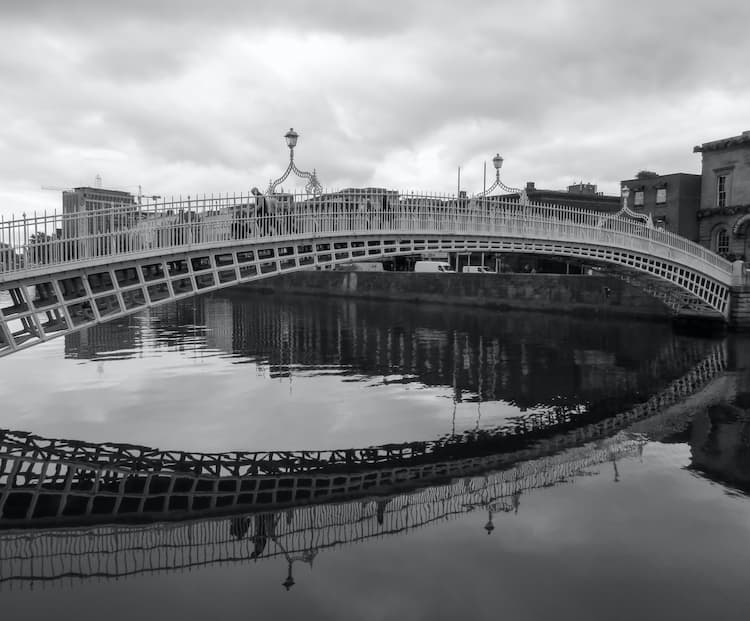 Jembatan Ha'penny, Kota Utara, Dublin, Irlandia.  Foto oleh Mark Lawson