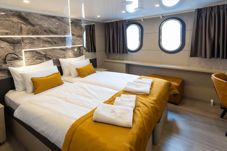 Beautiful cabin on board Freedom