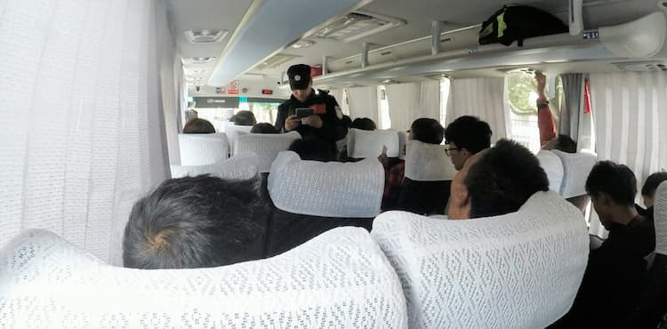 Pemeriksaan keamanan pada tur bus lokal di China.  Foto oleh Donovan Cosby