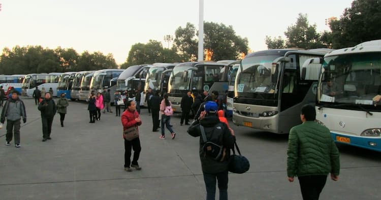 Bus wisata siap lepas landas dalam ekspedisi melintasi Tiongkok.  Foto oleh Donovan Cosby