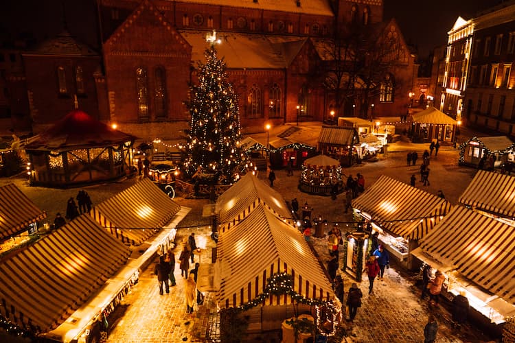 Pasar Natal di Riga, Latvia.  Foto oleh Daniels Joffe