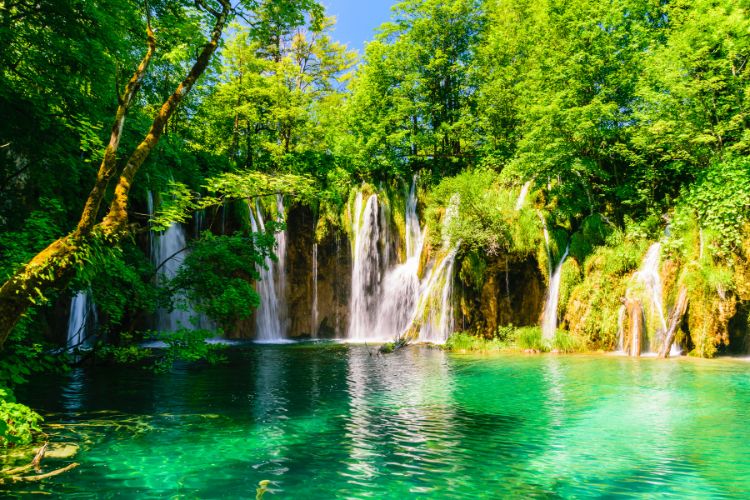 Plitvice lake and waterfalls 