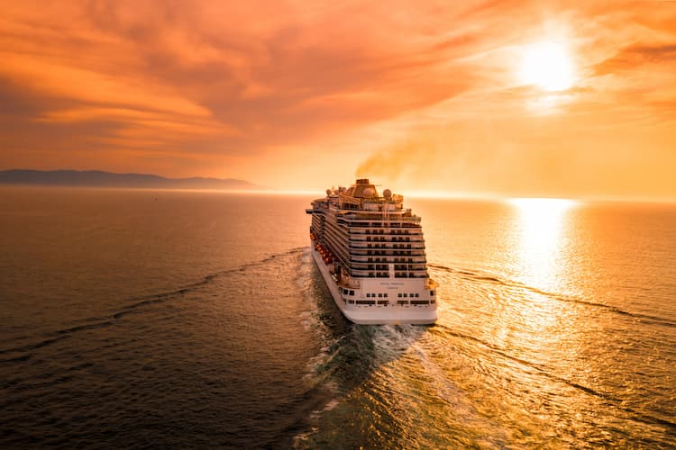 Cruise at sunset. Photo by Alonso Reyes
