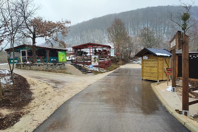 Empty trail entrance area. Photo by Thomas Später 