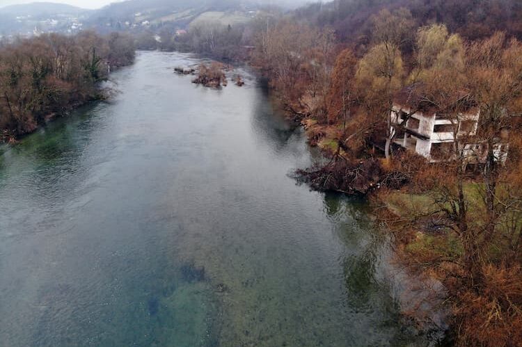 View of river with abandoned building. Photo by Thomas Später 