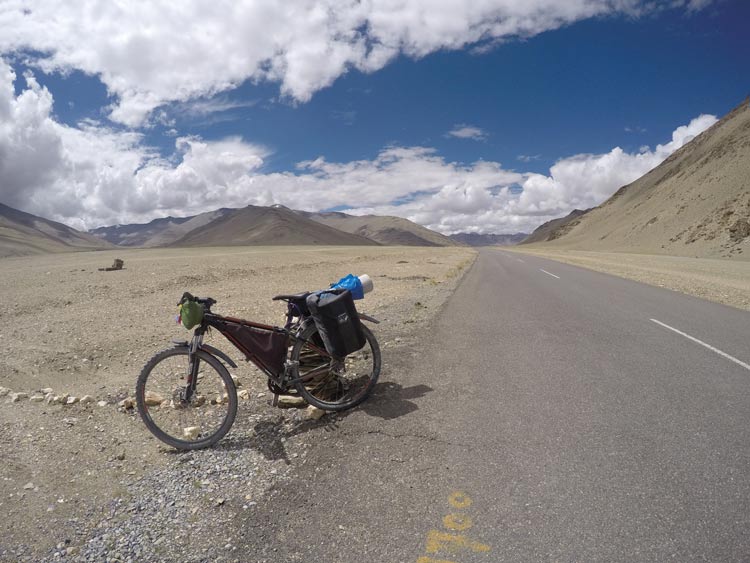 Pasear en bicicleta por el llanuras 