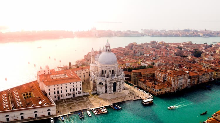 Venice, Italy. Photo by Canmandawe, Unsplash