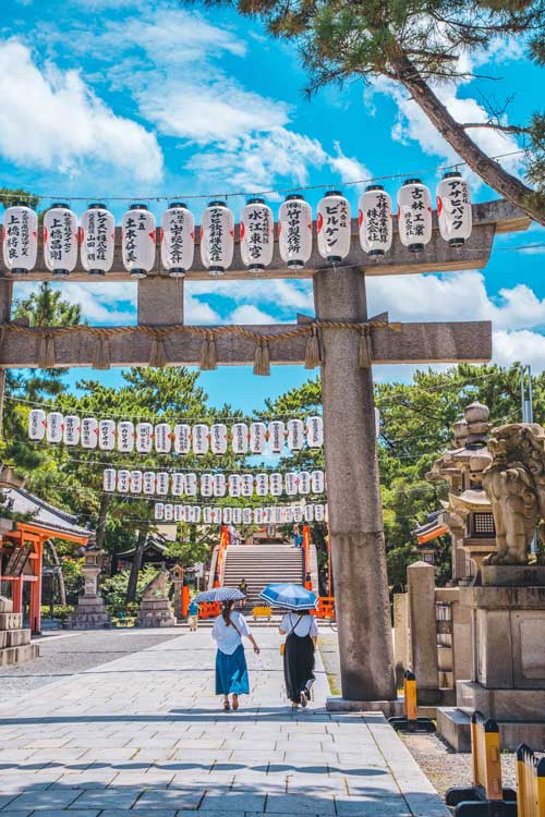 Eingang zum Sumiyoshi Taisha mit ein weißer Torii in Osaka, Japan.