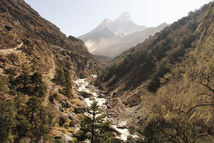 强大Ama Dablam 耸立在尼泊尔丁波切山谷上空。