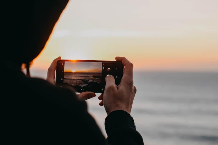 Photographing a Sunset. Photo by Anna Vi, Unsplash
