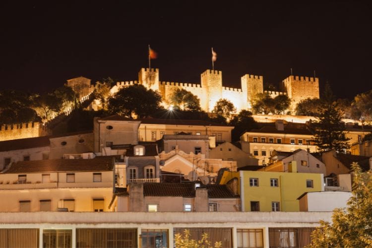 Castelo de Sao Jorge at night.