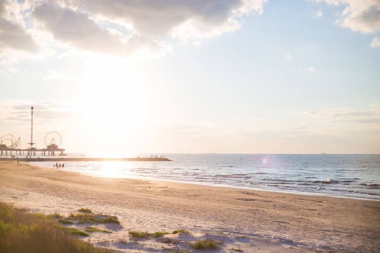 Beach in Galveston Island, United States. Photo by Vashti Collins, Unsplash