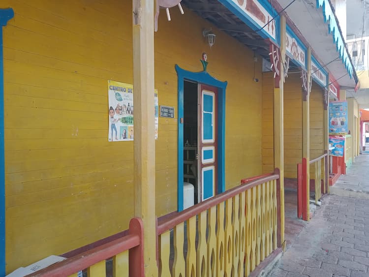 Bangunan didesain seperti rumah tradisional Meksiko.  Foto oleh Sandy Page