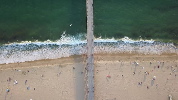 Hermosa Beach, United States. Photo by Luca Steeb, Unsplash