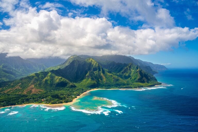 Kauaʻi’s Na Pali Coast: towering cliffs and turquoise waters. Photo by ademyan from Getty Images Pro via Canva