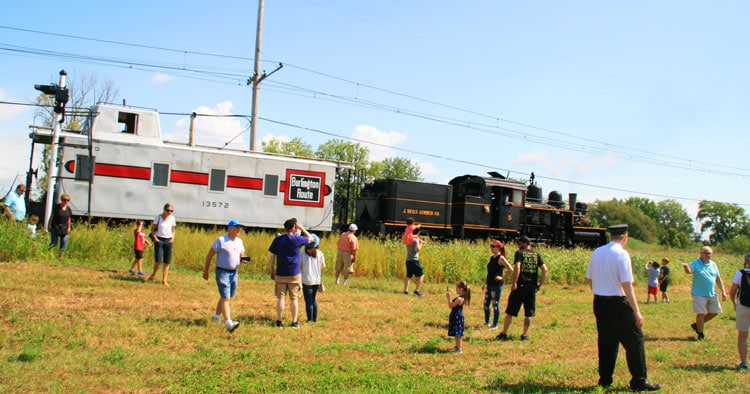 Mesin uap & gerbong kereta api di Museum Kereta Api Illinois memunculkan senyum dari anak-anak dari segala usia