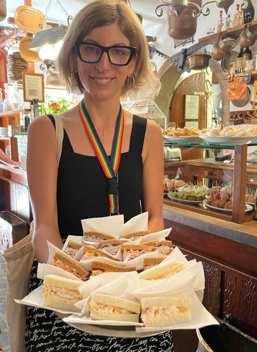 Pemandu Wisata Makanan Venesia Silvia dengan sandwich tramezzini
