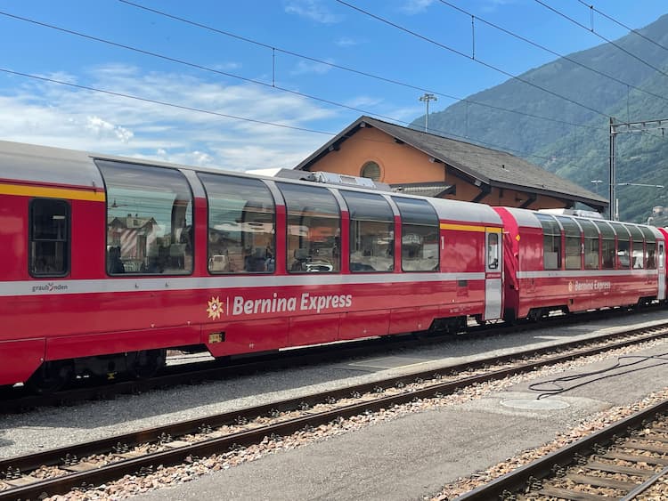 Semua naik untuk Bernina Express!  Foto oleh Debbie Stone