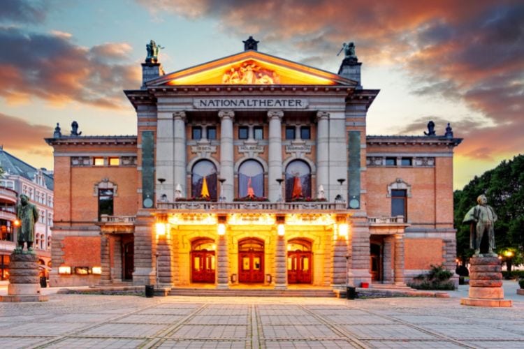 Tempat untuk dikunjungi di Teater Nasional Oslo. 