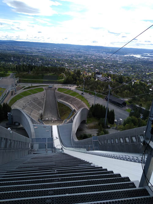 Lompat ski Pemandangan di atas memberikan pemandangan panorama 360 derajat dari hutan, danau, dan Laut Utara Oslo