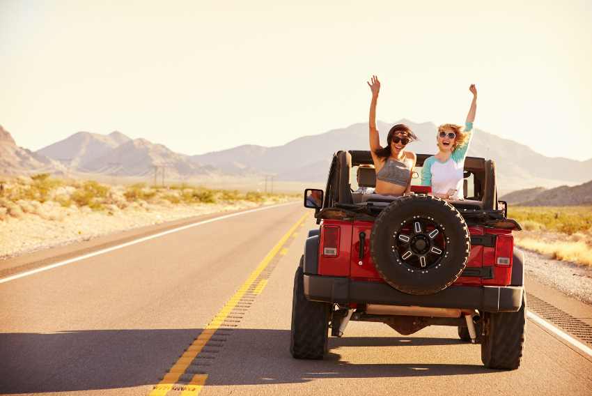 Two women on a road trip in the USA. Photo by Canva