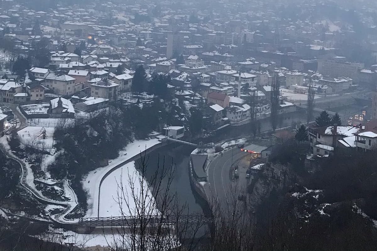 Kota di Bosnia dengan salju.  Foto oleh Ted Bechtold