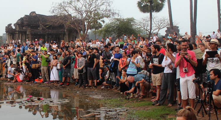 Kerumunan di kolam menunggu matahari terbit Angkor