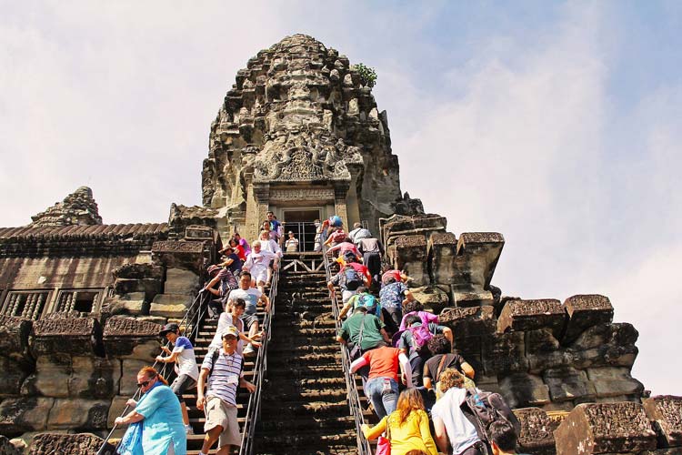 Pagi pengunjung di candi Angkor Wat.