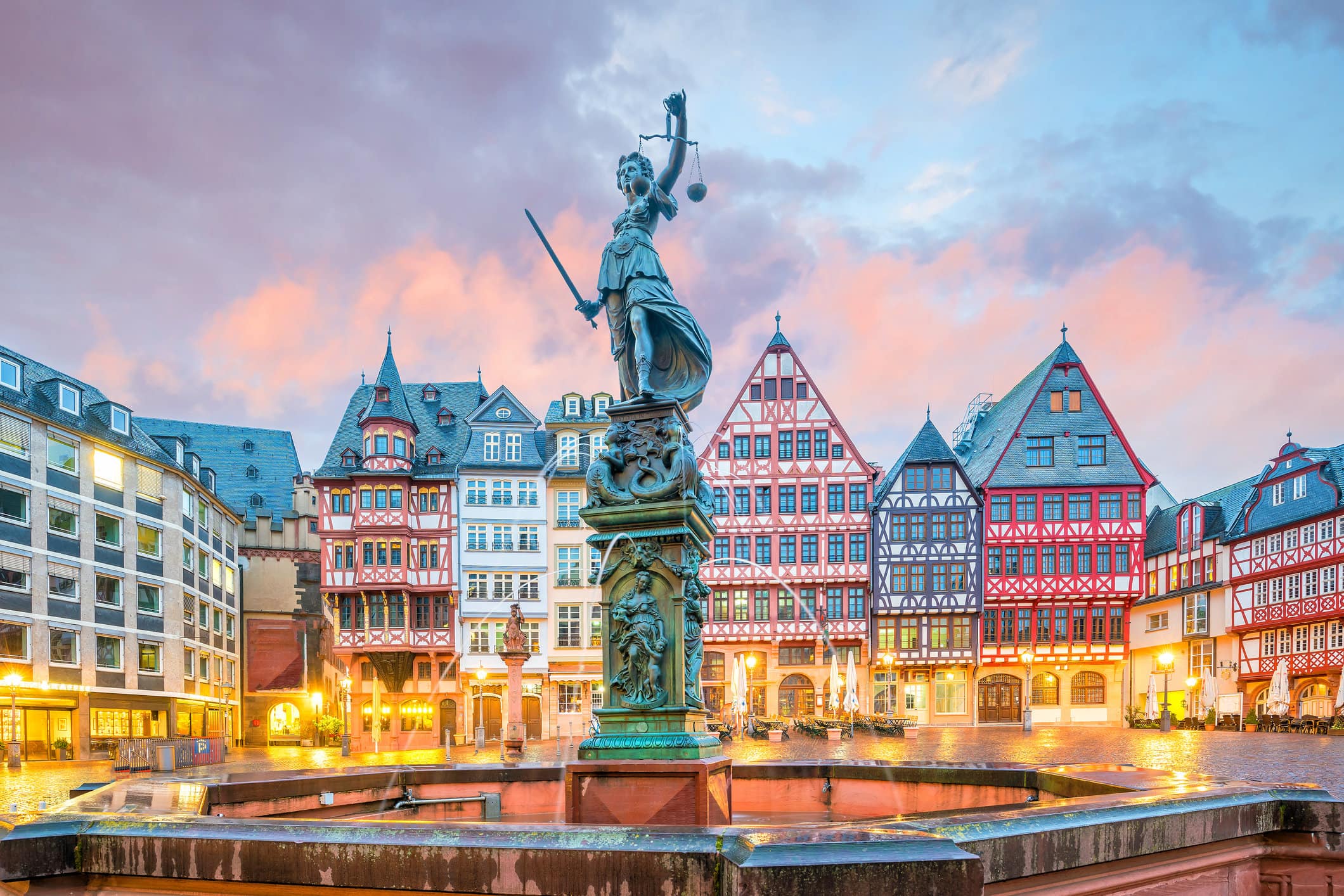 Romerberg alun-alun kota tua di Frankfurt, Jerman