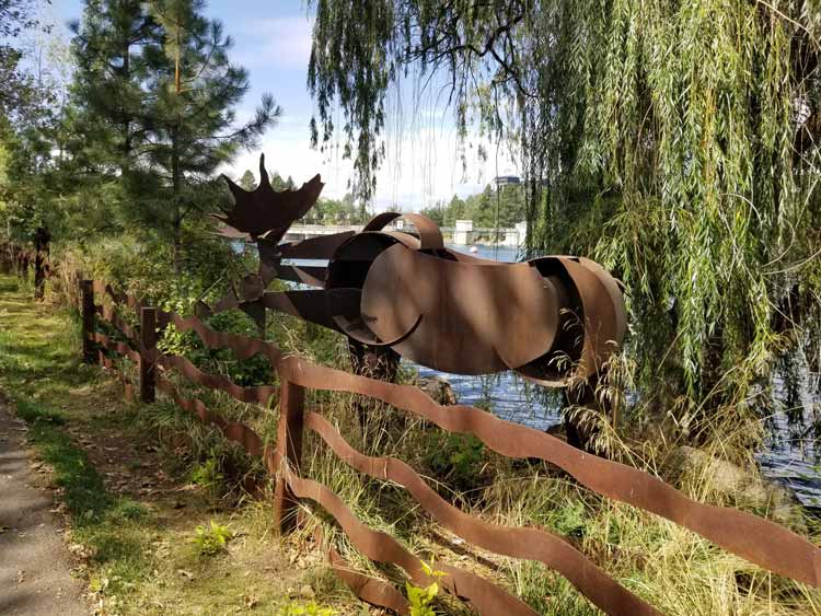 Moose, bagian dari patung Permadani yang mengikuti sepanjang Sungai Spokane dekat pusat konvensi.