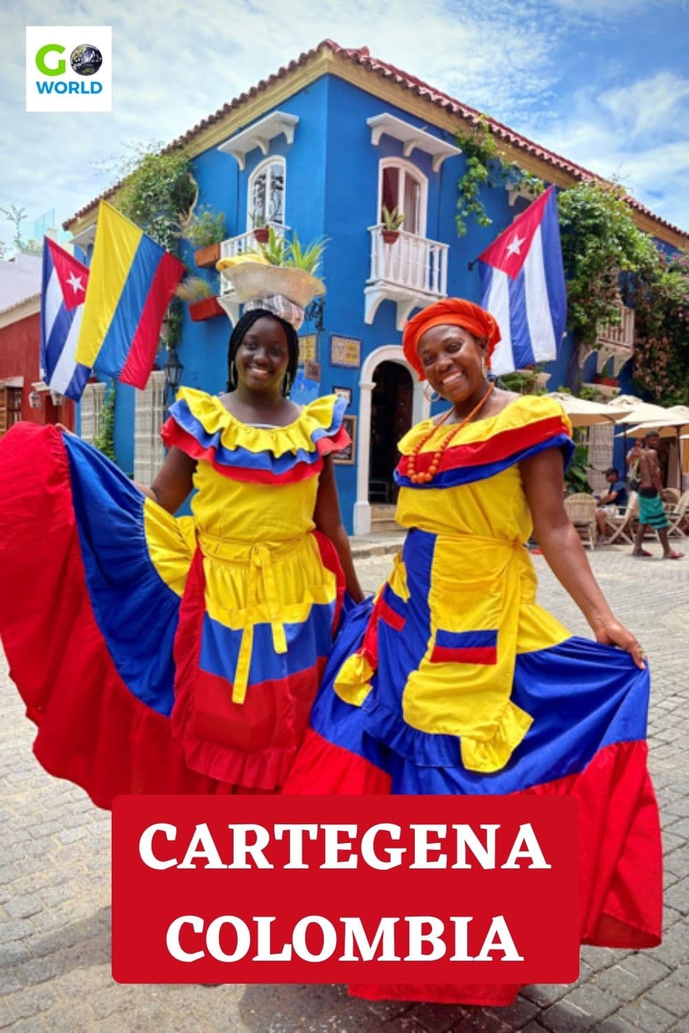 Buntes Cartagena. Frauen in traditioneller Kleidung posieren für 1 $ entlang der pastellfarbenen Straßen