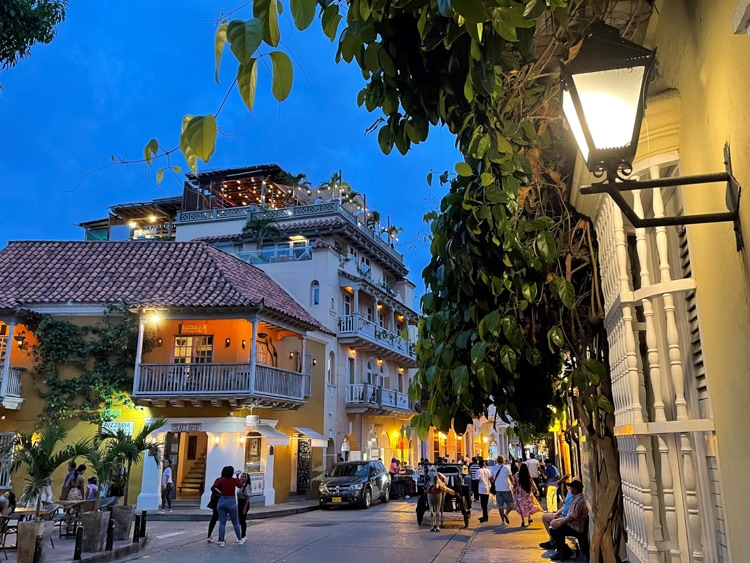 Discover the jewel of South America with this post on what to do in Cartegena, a lively, colorful and beautiful UNESCO site in Colombia. #cartegenacolombia