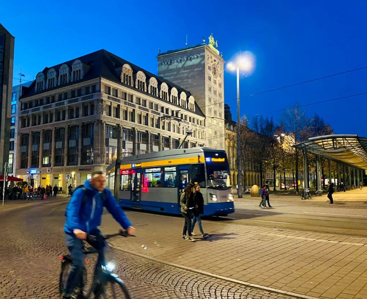 Leipzig, pemandangan jalanan malam Jerman dengan pengendara sepeda