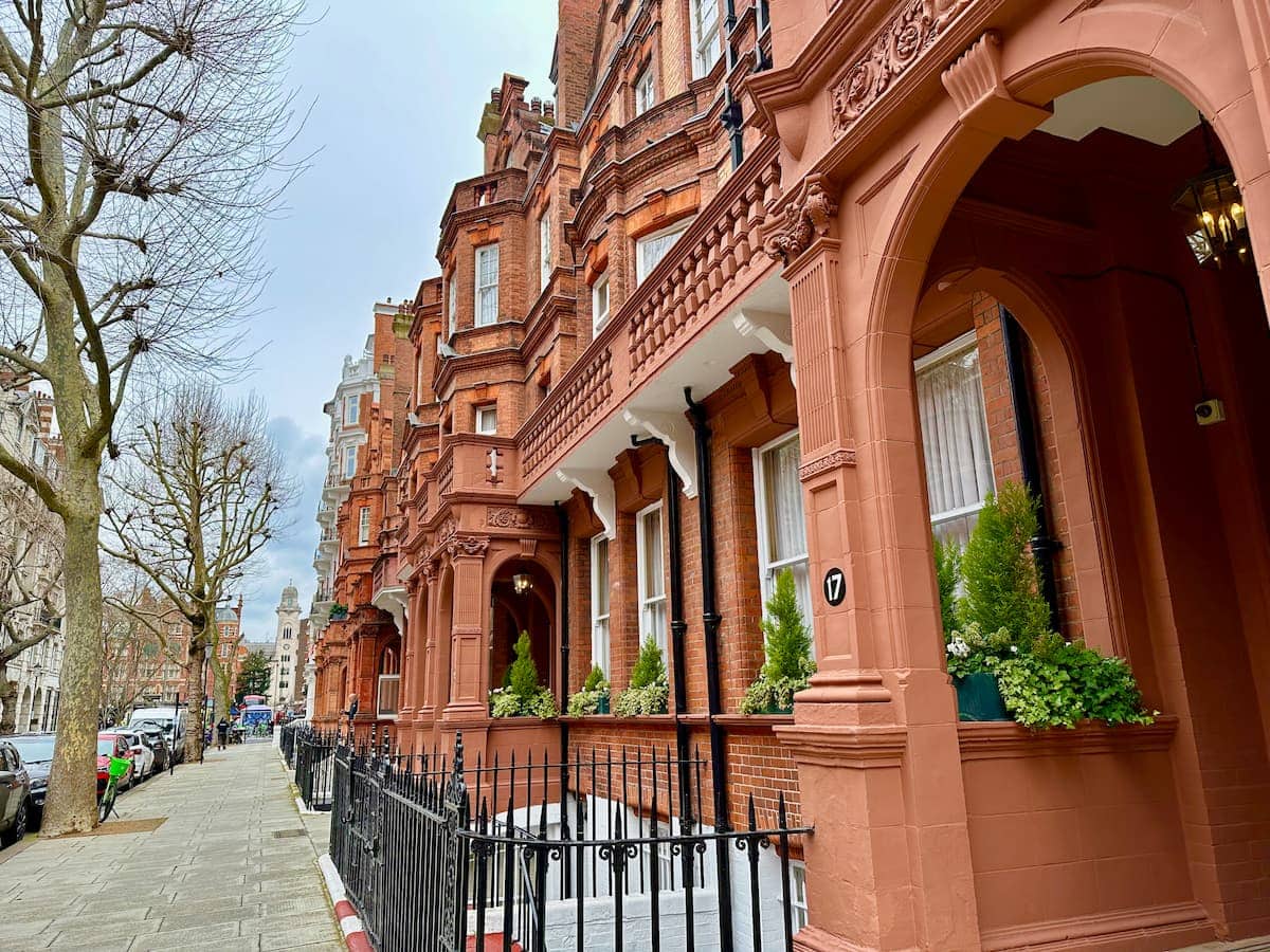 The Apartments by The Sloane Club encompass a trio of adjoining Victorian brick mansions on Sloane Gardens in Chelsea, London. Photo by Amy Laughinghouse