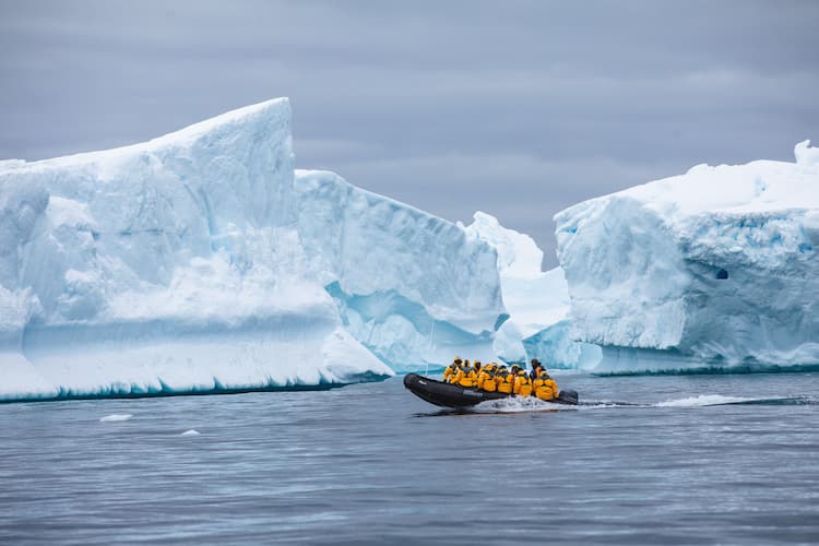 Berperahu di antara gletser.  Foto oleh Susy Gutler