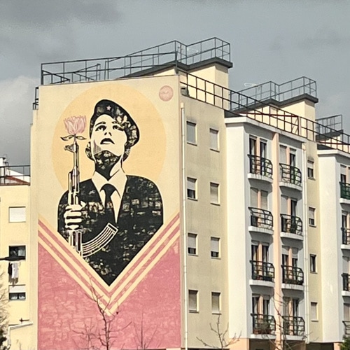 'Wanita Revolusioner' Fairey, di lingkungan Graça Lisbon, menghormati Revolusi Bunga Portugal pada 25 April 1974.