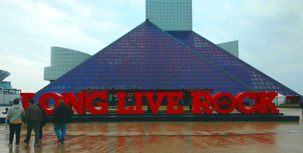 Rock and Roll Hall of Fame: 18:00 w Cleveland
