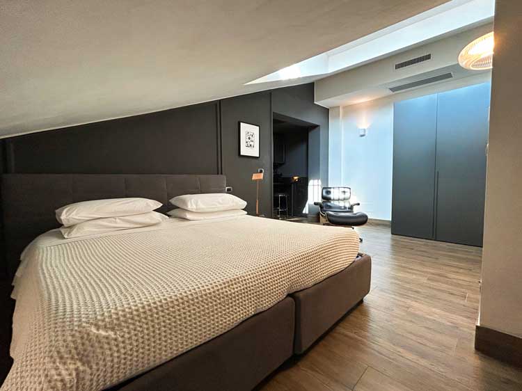 A spacious bedroom in Design Club Bologna