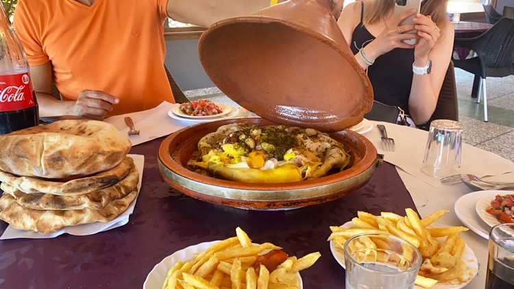 Tagine and khobz served at Restaurant Albaraka Awrir