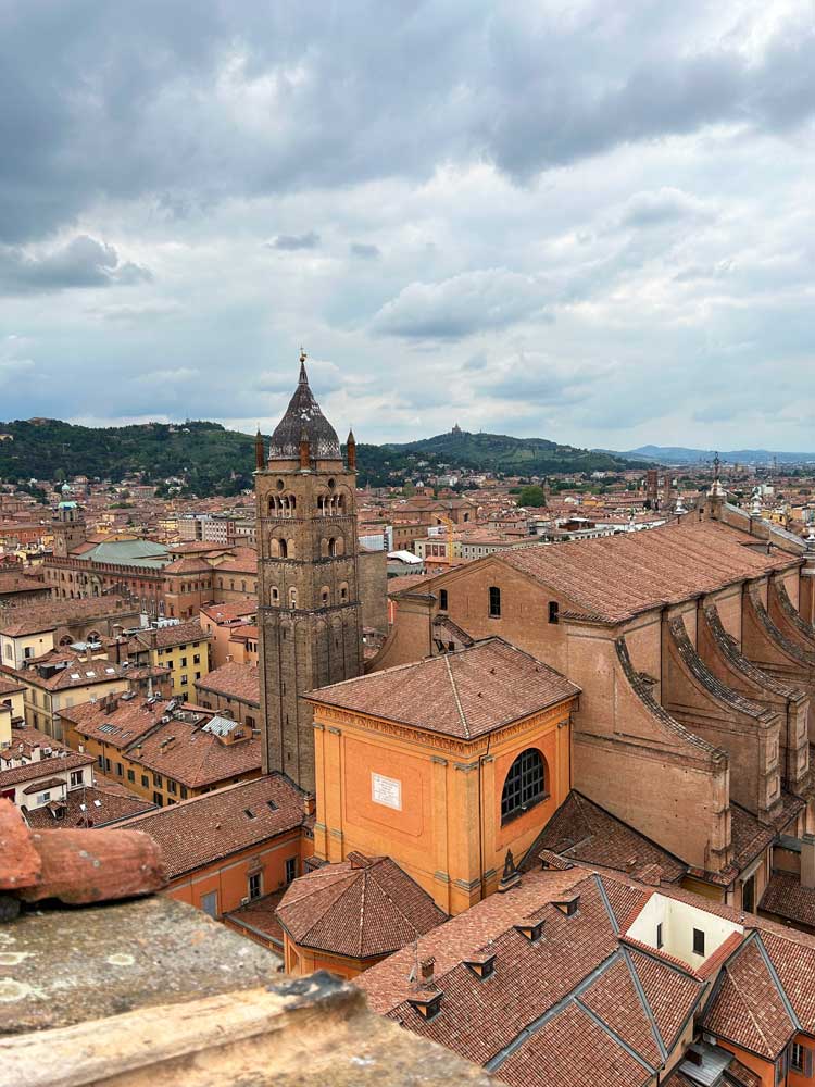 Blick über die Dächer von Bologna vom Prendiparte Tower. Foto von Tom Hall