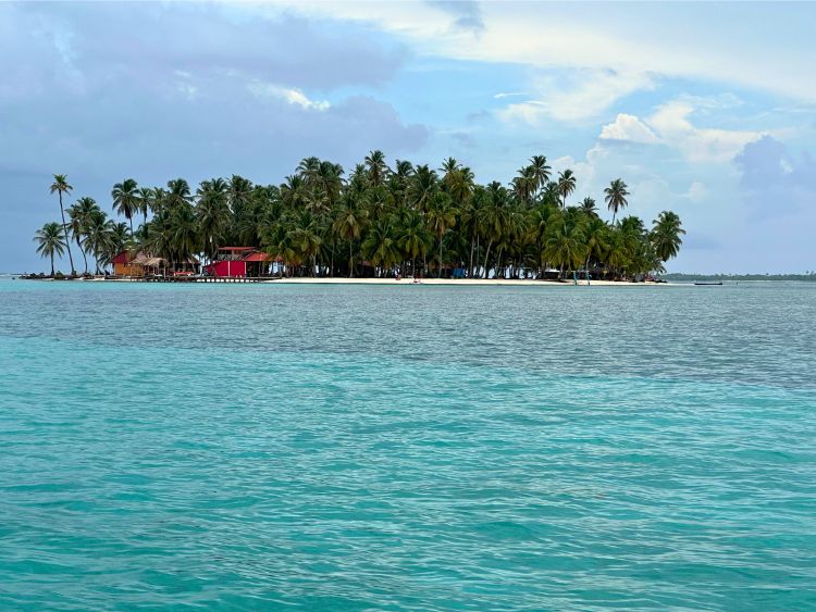 An island in the beautiful San Blas Islands