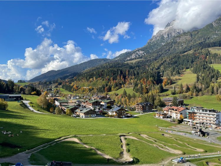 Ein Blick auf die Leoganger Steinberge beim Wandern. Foto von Janna Graber