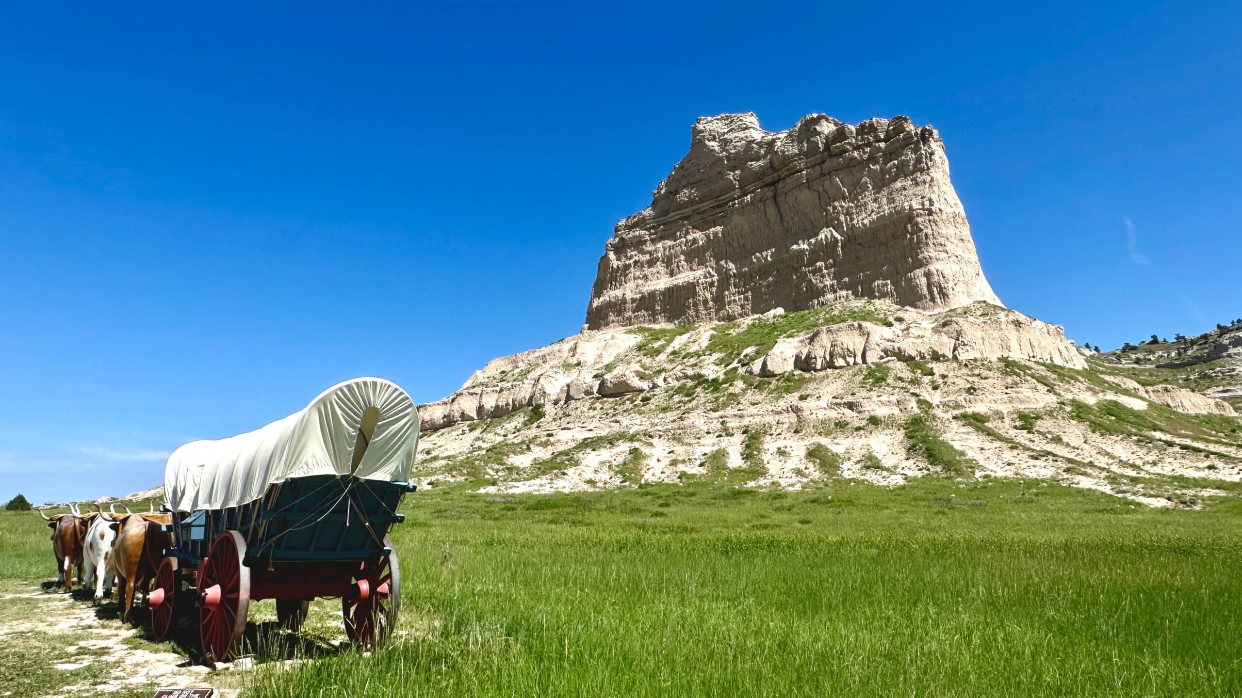 Prairie schooner display in front of Scottsbluff National Monument